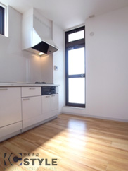 キッチンスペースも広く確保され、背面に冷蔵庫等も置けます