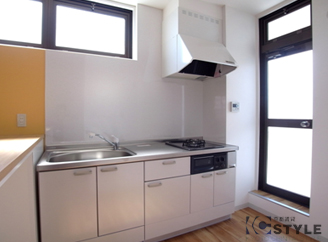 上部の採光部や、右手にはサービスバルコニーも有り、キッチンも快適なスペースとなっています