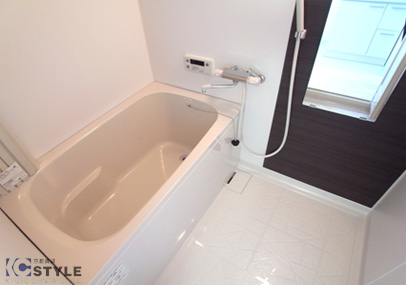 広いシステムバスは、壁に木目調のカラーパネルが入ってオシャレ