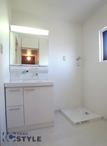 清潔感ある小窓が付いた洗面脱衣室