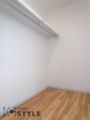 主寝室の広いウォークインクローゼット