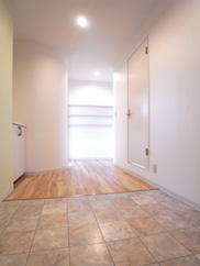 広い玄関エントランス自転車を置いて頂けます