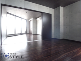 クールモダンデザインの室内はシャープで高級感のある印象を演出しています