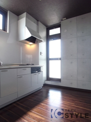 キッチンスペースも広く確保され、背面に冷蔵庫等も置けます