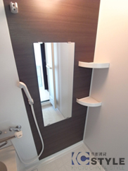 鏡や小物棚もしっかり付いてます