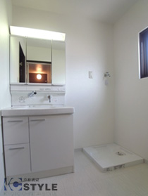 清潔感ある小窓が付いた洗面脱衣室