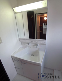 前面鏡張りの独立洗面台鏡の後ろは小物収納になっています