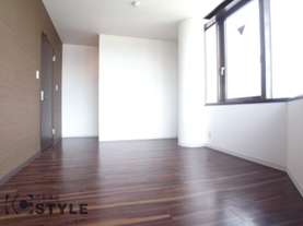 ダークカラーの木目調フローリングがオシャレな主寝室