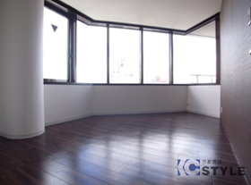 開口部の大きい窓が明るい陽射しを取り入れます