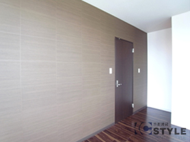 主寝室の壁一面にはデザインクロス