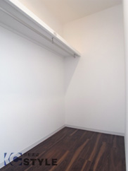 主寝室の広いウォークインクローゼット