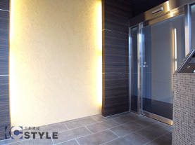 大判石張りに飾り壁のライティングが出迎えます