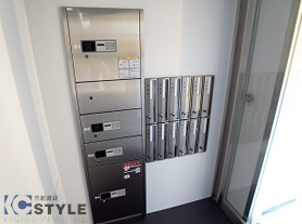 ダイヤル錠付メールBOXに、不在時に便利な宅配BOX完備