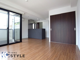 ッディな木目調が綺麗なウッドタイルに大型サッシからの採光が明るい（201号）