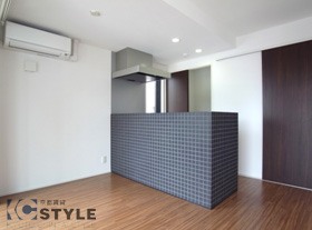 ブラック調のスクエアなタイルで装飾された<br />カウンターキッチンがオシャレ（201号）