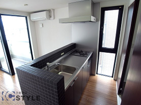 キッチン横に確保されたスリット窓が明るさと風通しを提供してくれる（201号）