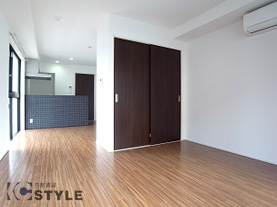 開放感を失わずにクローゼットで少し区切られた<ゆったり仕様の洋室（202号）