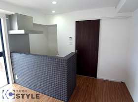 カウンターキッチン背面にはしっかりと冷蔵庫置場を配置（202号）