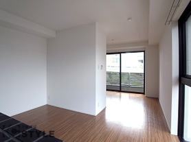 カウンターキッチンから見た室内。料理をしながら、会話も弾みます（202号）