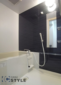 デザインパネルが気持ちを落ち着かせてくれるバスルーム（202号）