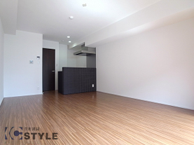 広く開放感があり、正方形に近い室内は自由自在なライフスタイルを演出してくれる（203号）