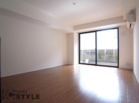 南向きに大きな開口部を確保し、採光が良好な室内（203号）