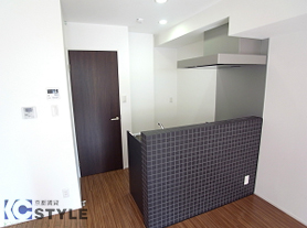 スクエアなタイルがオシャレな夢のカウンターキッチン（203号）