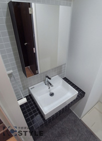 デザイン性の高いキューブ型の独立洗面台（203号）