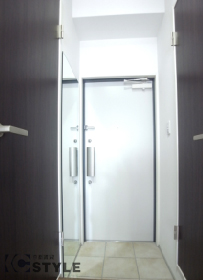 大型鏡を装備し、身支度のチェック もOK（203号）