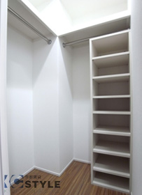 大容量のウォークインクローゼットは小物棚も便利（203号）