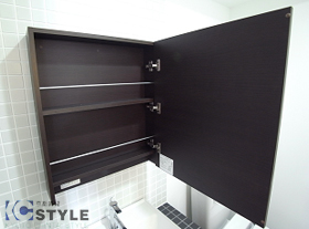 独立洗面台上部の鏡裏には便利な収納棚（203号）