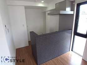 オープンカウンターですが、しっかりと区分けされているキッチンスペース（206号）