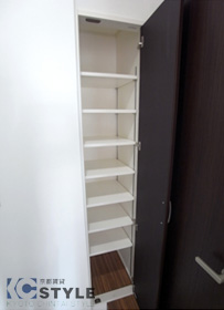 玄関横に備えた可動棚式システムシューズBOX（206号）