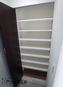 玄関横に備えた可動棚式システムシューズBOX（207号）