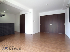 ゆったりとした広い居室にダイニングスペースを区分けした魅力の間取り（207号）