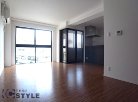 床のピッチまで大きく確保された採光部で明るさを最大限引き出しています（207号）