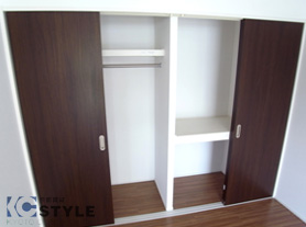 壁一面の収納で衣類や小物もスッキリと収納（207号）