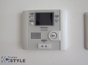 オートロック連動のモニター付インターホンで来訪者を確認できます（全タイプ共通）