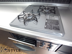 多目的な料理をサポートするグリル付2口ガスコンロ付システムキッチン（全タイプ共通）