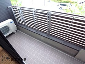 ワイドで奥行きの広いバルコニーは、外部からの視線をカットしつつ、採光性が高い（204号）