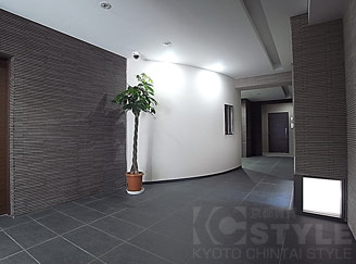 コントラストも美しい御影石張りのエントランスデザイン