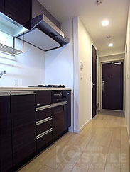 モダンな配色のキッチンデザイン