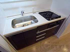 ダークブラウンのシステムキッチン