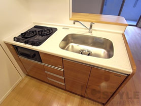 木目調デザインのシステムキッチン