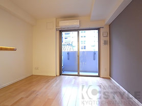 採光の良い洋室にはエアコンも設置済み