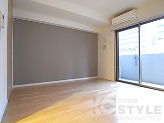 洋室の壁にはアクセントになるデザインクロス