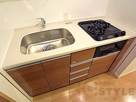 ナチュラルカラーのシステムキッチン