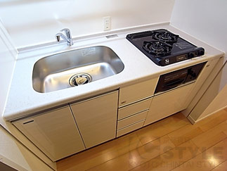 ホワイト系のシステムキッチン