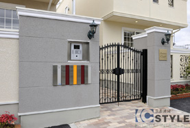 敷地東側入口に設けられたオートロック集合玄関ヨーロッパ調のモダンな外灯のある門構え