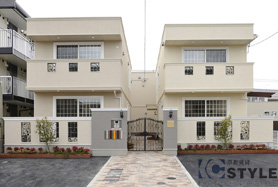 各４邸の専用駐車場がある東側外観（左手が104号、右手が103号）